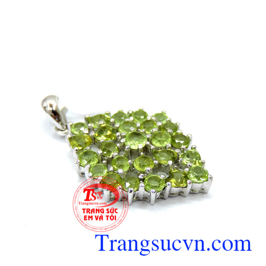 Mặt nữ peridot yêu thương