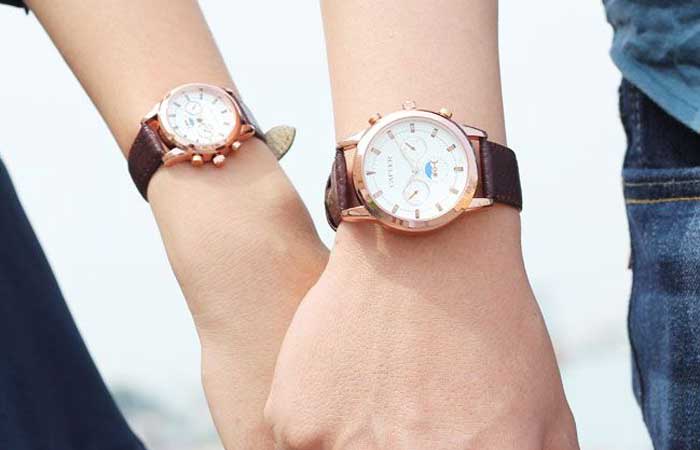 Còn gì tuyệt hơn khi được đeo đồng hồ đôi với người thương. Còn gì tuyệt hơn khi được đeo đồng hồ đôi với người thương.