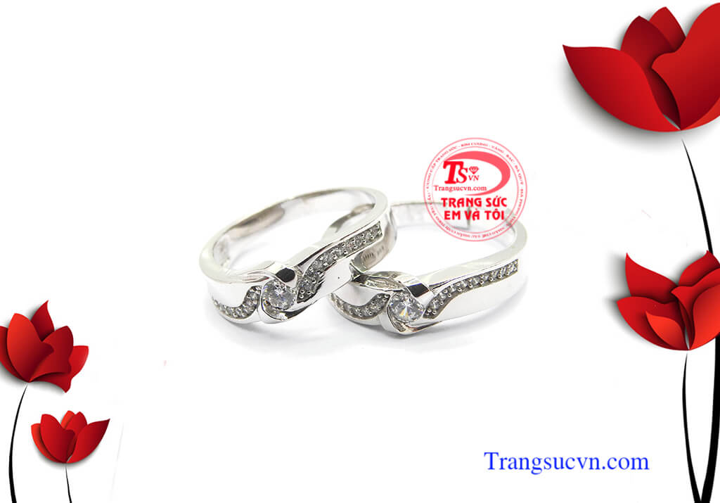 Nhẫn vàng trắng thể hiện mong ước tình yêu mãi vĩnh cửu, bền chặt. Nhẫn vàng trắng thể hiện mong ước tình yêu mãi vĩnh cửu, bền chặt.