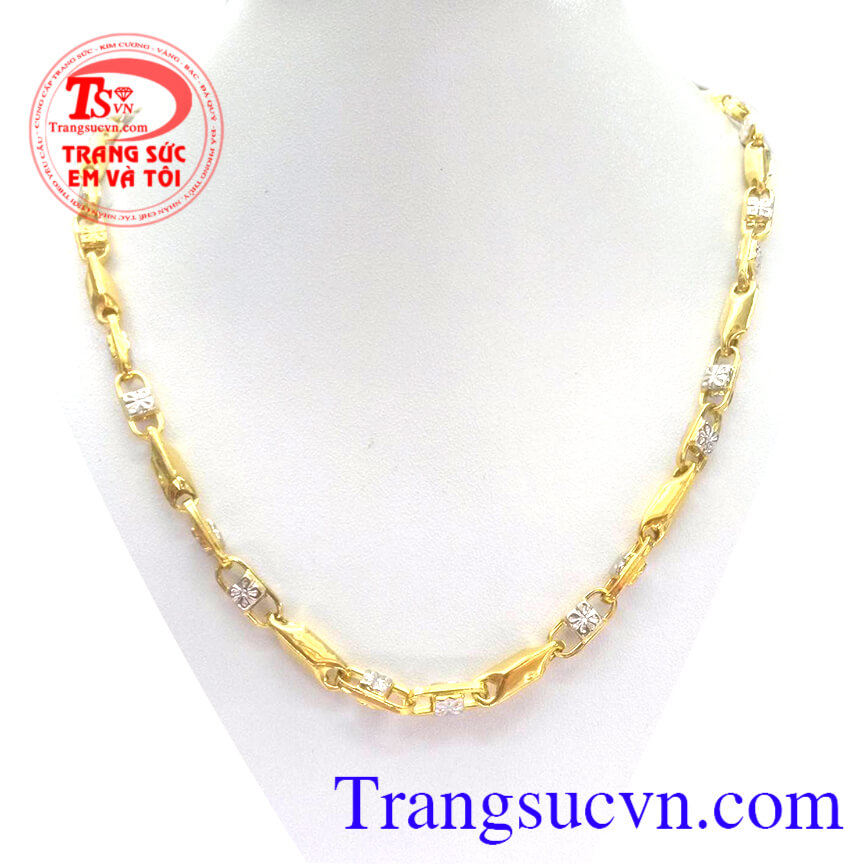 Chiếc dây chuyền vàng lịch lãm, Dây chuyền vàng