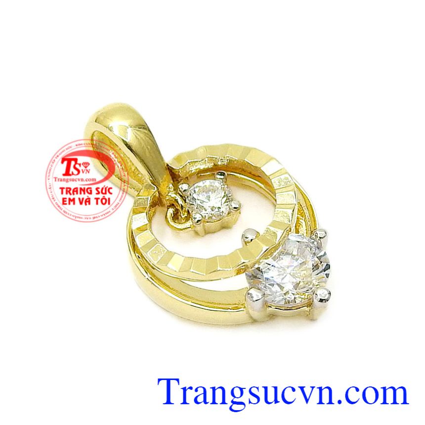 Mặt dây nữ yêu kiều, Mặt dây chuyền vàng