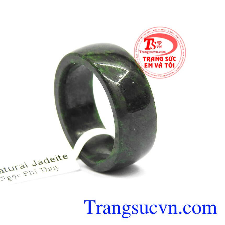 Nhẫn ngọc jadeite thịnh vượng, Nhẫn ngọc, Ngọc cẩm thạch thi&ecirc;n nhi&ecirc;n.