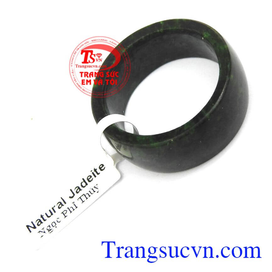 Nhẫn ngọc jadeite thịnh vượng, Nhẫn ngọc, Ngọc cẩm thạch thi&ecirc;n nhi&ecirc;n.
