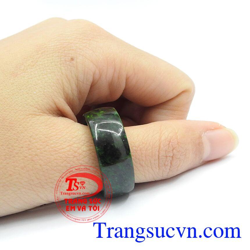 Nhẫn ngọc jadeite thịnh vượng, Nhẫn ngọc, Ngọc cẩm thạch thi&ecirc;n nhi&ecirc;n.