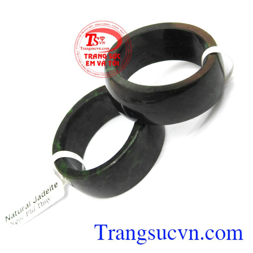 Nhẫn ngọc jadeite thịnh vượng, Nhẫn ngọc, Ngọc cẩm thạch thi&ecirc;n nhi&ecirc;n.