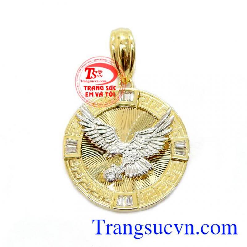 Mặt dây chim ưng mạnh mẽ, mặt dây vàng tây, mặt dây chuyền nam. Mặt dây chim ưng mạnh mẽ, mặt dây vàng tây, mặt dây chuyền nam.