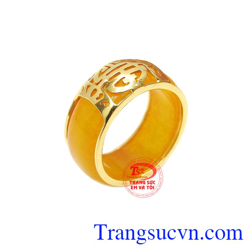 Nhẫn cẩm thạch chữ thọ vàng, ngọc jadeite chữ vàng, nhẫn ngọc sang trọng thích hợp với nhiều trang phục. 