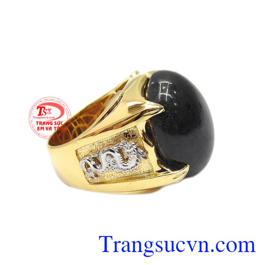 Nhẫn nam sapphire thiên nhiên mang phong cách mạnh mẽ, lịch lãm. 