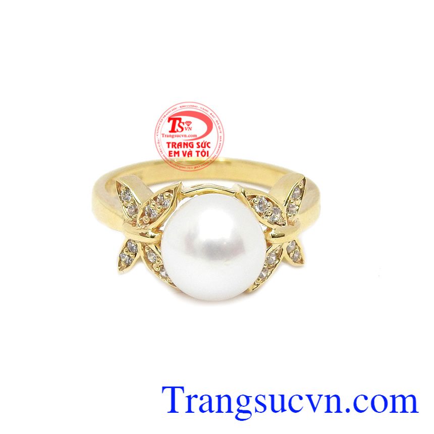 Nhẫn ngọc trai sang trọng và quý phái. 