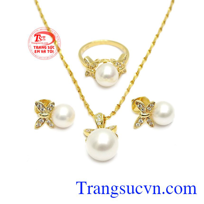 Trang sức bộ ngọc trai v&ocirc; c&ugrave;ng xinh đẹp v&agrave; quyến rũ.