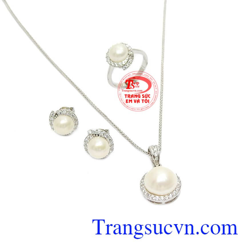 Bộ nữ trang ngọc trai trắng tinh tế, trang sức bộ, mặt dây vàng đá quý Bộ nữ trang ngọc trai trắng tinh tế, trang sức bộ, mặt dây vàng đá quý