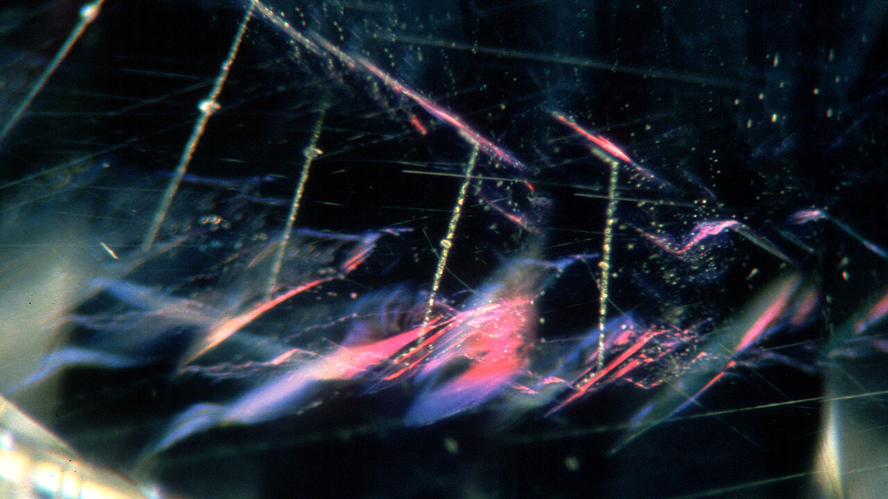 Pinkish Purple Flash Effect This fracture-filled 2.51 ct diamond shows a pinkish purple flash effect. Feathers were laser drilled. Photo by Vinnie Cracco/GIA Pinkish Purple Flash Effect This fracture-filled 2.51 ct diamond shows a pinkish purple flash effect. Feathers were laser drilled. Photo by Vinnie Cracco/GIA