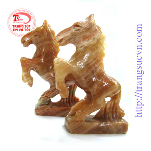 Cặp ngựa đ&aacute; qu&yacute;	