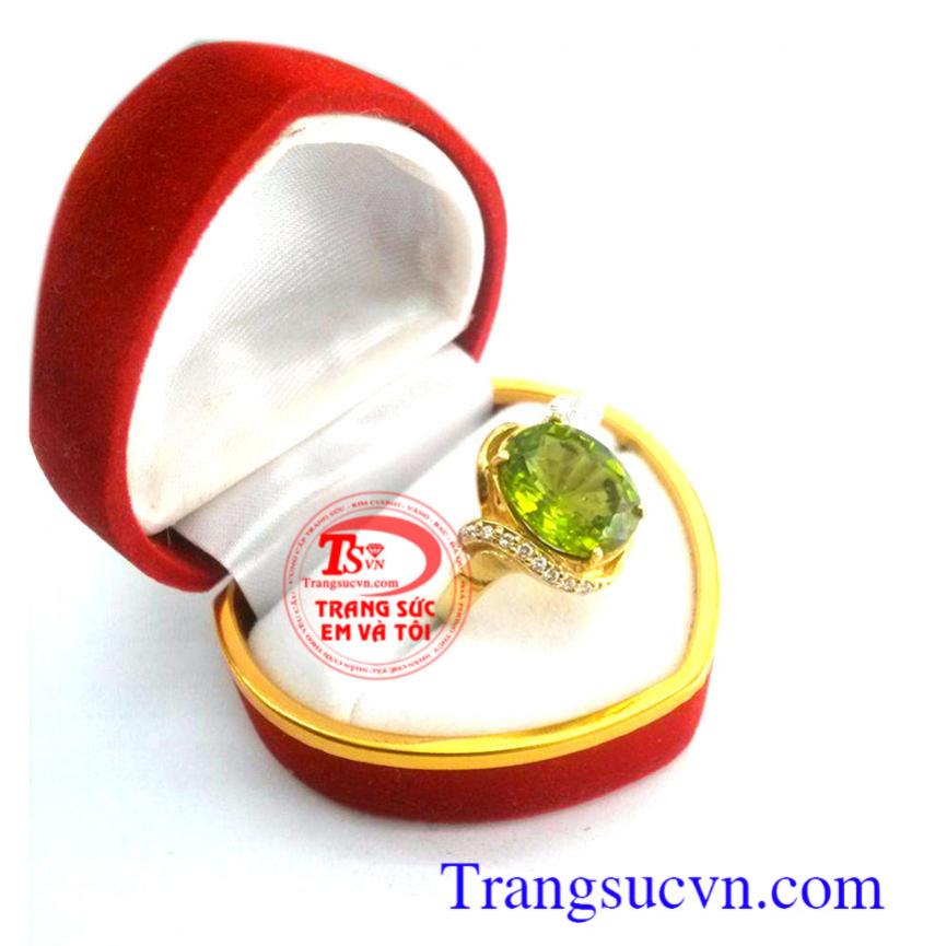 Nhẫn vàng đá Peridot hộ mệnh