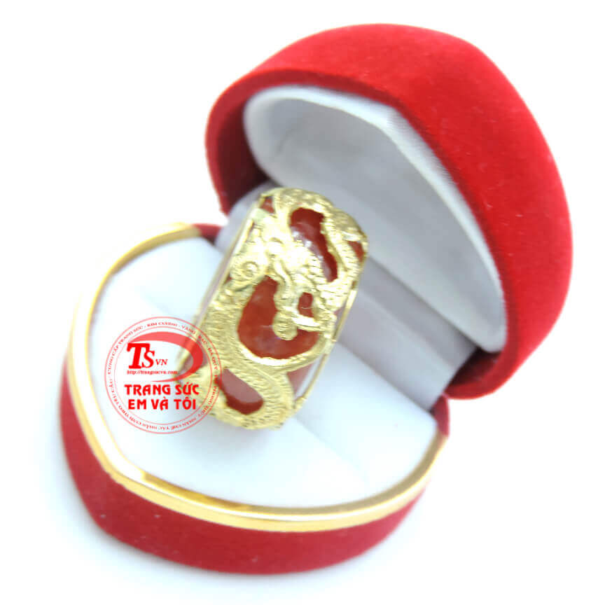 Nhẫn ngọc đỏ rồng, Nhẫn ngọc bọc vàng