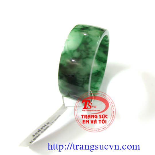 Y-nghia-nhan-ngoc,ngoc-jadeite, Ý nghĩanhẫnngọc Trong thế giới đá quý, ngọc cẩm thạch (ngọc Jade) được xếp vào hàng cao cấp.  Đặc biệt đối với người tiêu dùng Á đông, ngọc Jade được yêu thích không những là vật trang sức vì màu sắc, đẳng cấp,