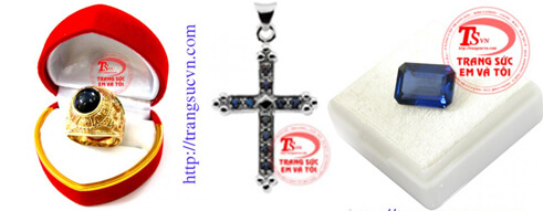 Tháng 9-SAPPHIRE (ngày sinh từ 22/8 đến 23/9): Là loại đá của vận mệnh, biểu tượng cho niềm tin và sự hào hiệp. Nó đem lại cho bạn những điều tốt lành nhất và biến nhưng giấc mơ thành sự thật. Viên đá mang đến sự may mắn trong tình yêu. Ngoài ra còn đại diện cho lòng trung thành và niềm hy vọng. Đá Sapphire Có đủ các màu, tuy nhiên không có màu đỏ. Loại đá này cũng rất cứng. Sapphire được cho là làm tăng lòng chung thủy, sự chân thật và chống lại sự gian trá. Sapphire còn chữa bệnh chảy máu cam, giúp giảm sốt và còn chữa được đau lưng, đau thấp khớp. Màu sắc: xanh, hồng, tím, vàng, cam…