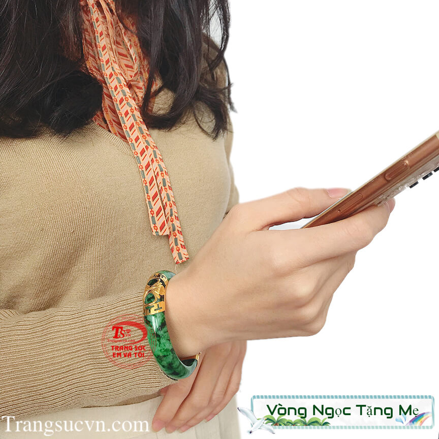 Vòng ngọc bọc vàng quà tặng bà
