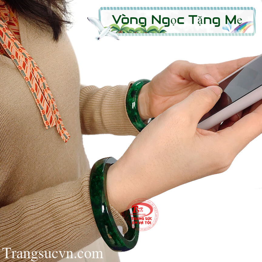 Vòng ngọc cẩm thạch tặng mẹ, Vòng ngọc tặng bà