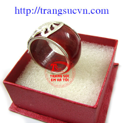 Nhẫn ngọc đỏ