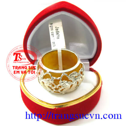 Nhẫn ngọc màu vàng