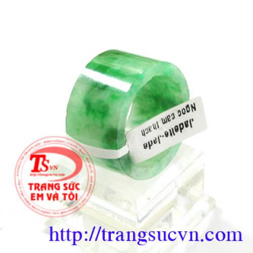 Nhẫn ngọc cẩm thạch thiên nhiên - Jadeite - jade - Đường kính vòng ngoài: 25,40 mm - Bề dày: 2,65 mm - Bề rộng: 13,88 mm - Đường kính lòng: 29,50 mm - Màu sắc: Xanh lục - Trắng lục nhạt - Độ tinh khiết: Mờ - Bán trong - Tổng trọng lượng: 8,64 g - Nhẫn ngọc cẩm thạch thiên nhiên có Giấy Kiểm Định Đá Quý Nhẫn ngọc nam ngón cái