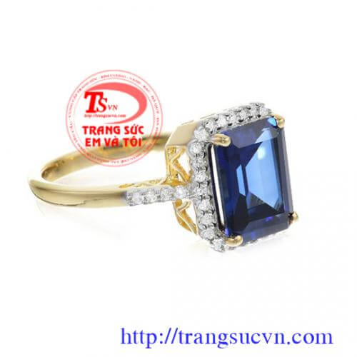 nhan-nu-topaz-chu-nhat