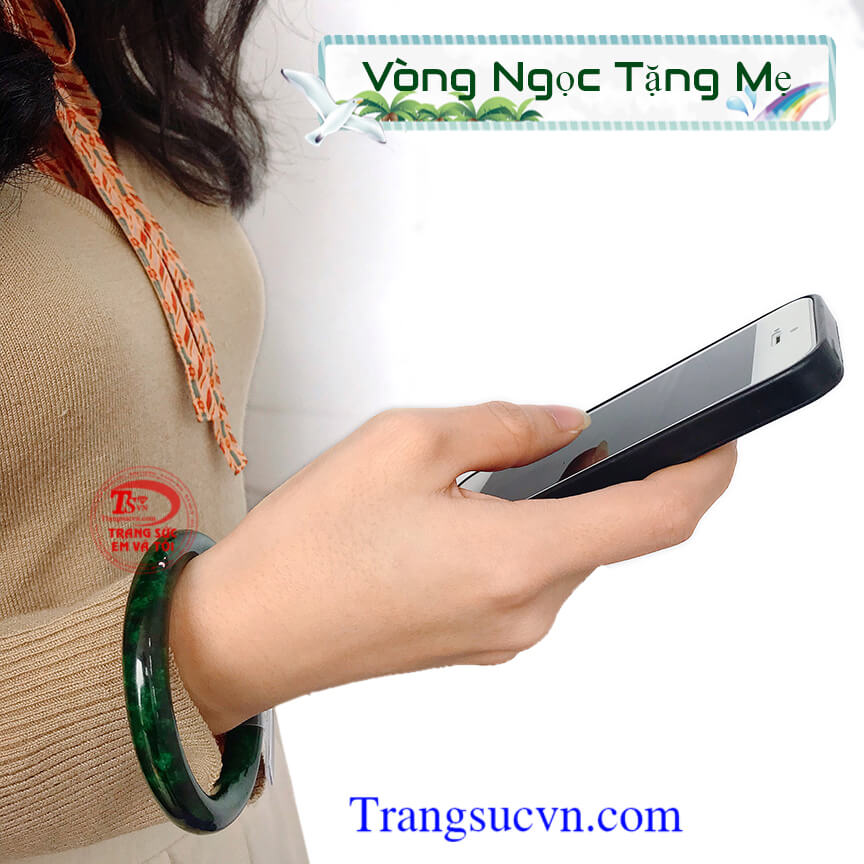 Vòng ngọc phỉ thúy tặng mẹ